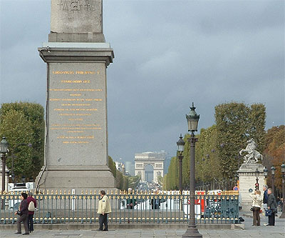 Arc de Triomphe vom Place de la Concorde aus gesehen