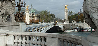 Blick zur Pont Alexandre-III und über die Seine