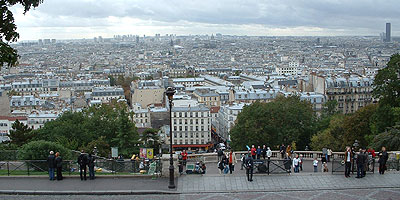 Blick von der Sacre-Coeur auf die Innenstadt von Paris (ganz rechts Tour Montparnasse)