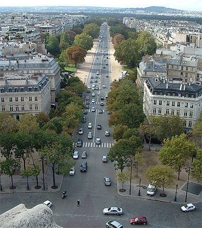 Die breite Avenue Foch führt vom Arc de Triomphe direkt zum Bois de Bologne