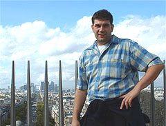 Carsten auf dem Arc de Triomphe vor der Skyline von La Defense