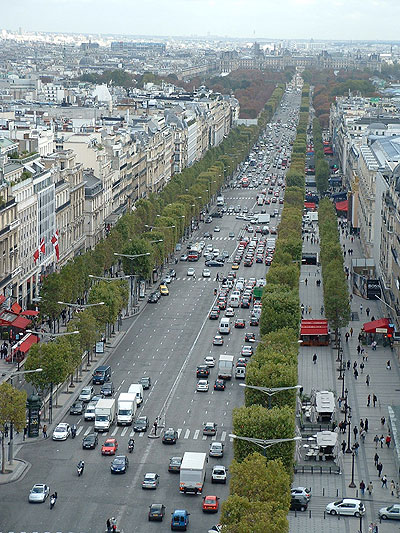 Blick auf den Champs-Elysses von der Aussichtsplattform des Arc de Triomphe