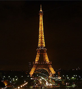 Eiffelturm mit Beleuchtung bei Nacht
