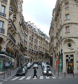 Typisches Beispiel für eine kleine Gasse in Paris