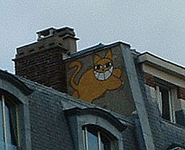 Hoch an einem Dach von Paris die nächste Katze