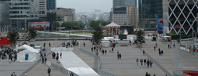 Blick auf den großen Platz in La Defense und auf die große Achse bis zum Louvre
