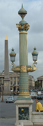 Verzierte Lampe am Place de la Concorde