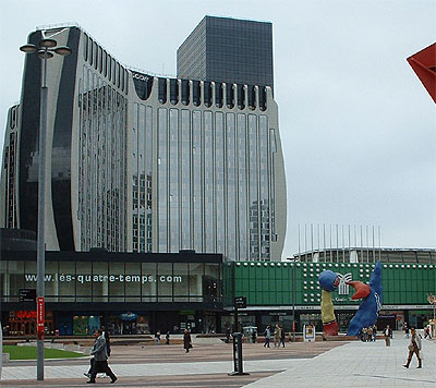 Einkaufszentrum mit Miro-Skulptur (rechts unten)