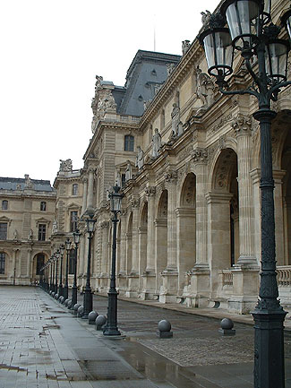 Louvre - rechte Außenseite des Innenhofes