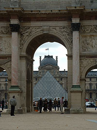 Blick durch den Arc de Triomphe du Carrousel
