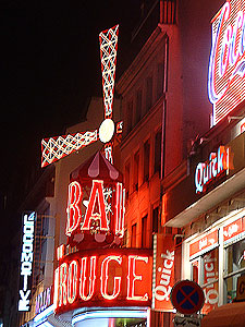 Die berühmte "Rote Mühle" auf dem Dach des Moulin Rouge