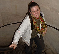 Olga beim Aufstieg auf den Arc de Triomphe