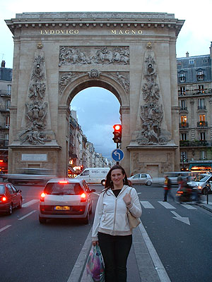 Olga vor der Porte Saint-Denis