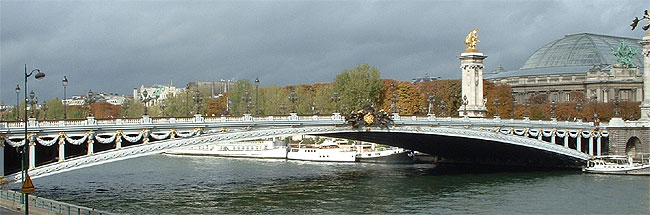 Die Pont Alexandre-III in voller Spannweite