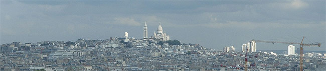 Über den Dächern von Paris thront Sacre-Coeur