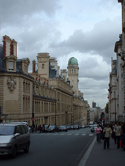 Rechts und links der Straße teilen sich die Gebäude der Sorbonne auf