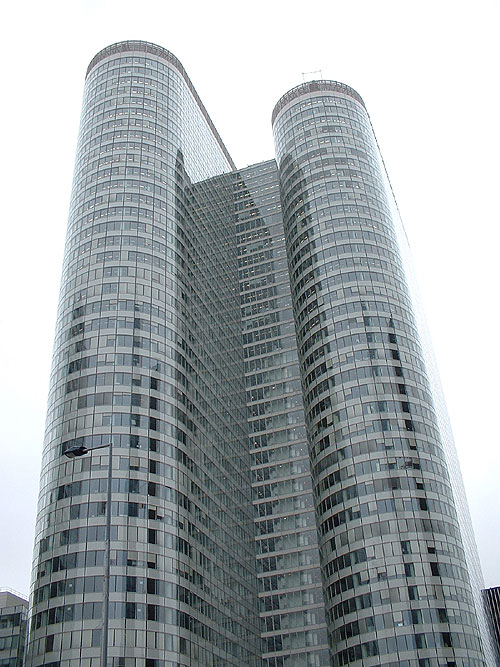 Glas und Stahl dominieren dieses Gebäude